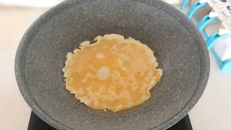 平菇炒鸡蛋,油温7分热的时候加入鸡蛋液