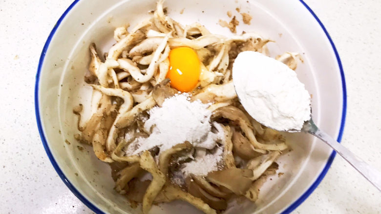 平菇炒鸡蛋,加入2勺面粉