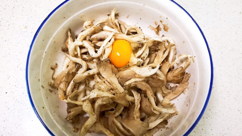 平菇炒鸡蛋,打入一个鸡蛋