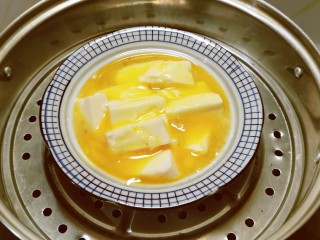 豆腐鸡蛋羹,蒸锅水烧开  放入蒸屉上