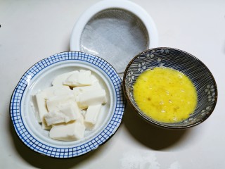 豆腐鸡蛋羹,准备漏网  鸡蛋液倒入蒸蛋碗里  用漏网过滤一下  口感会更细腻