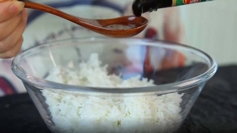 有家鲜厨房：韩国料理-紫菜包饭,温热的米饭中放入寿司醋（或者白醋+糖）、少许蚝油、芝麻搅拌均匀