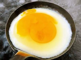 #冬日暖心菜#菠菜鸡蛋面,勺子涂抹一层薄薄的油打入鸡蛋放在开水中大火煮