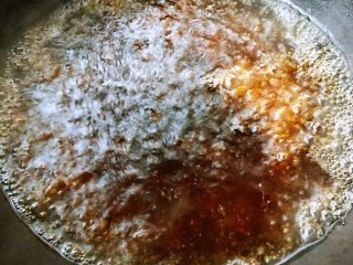 #冬日暖心菜#菠菜鸡蛋面,锅中烧开水调料汁放入一品鲜酱油、蚝油再次烧开即可