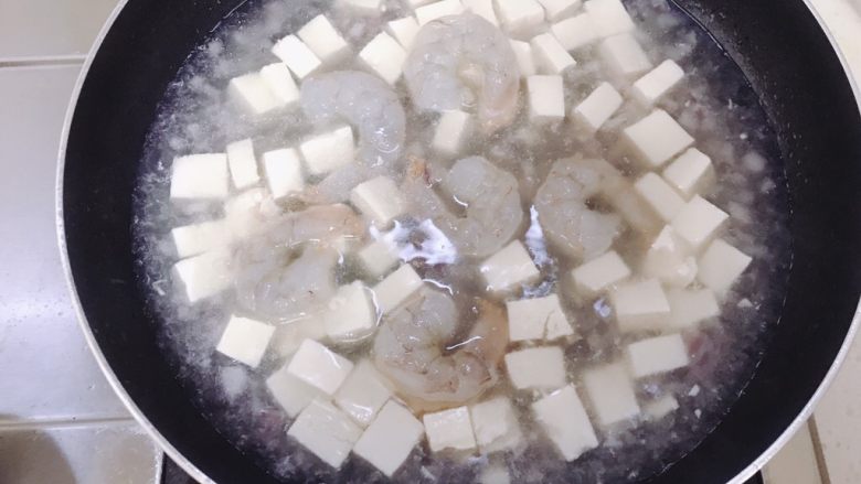 豆腐鸡蛋羹,豆腐煮开后可以加入虾仁。