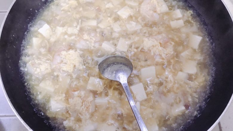 豆腐鸡蛋羹,最后加入水淀粉，煮至自己想要的浓稠度就可以了。