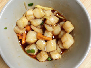 冬日暖心菜 扇贝田园砂锅粥,搅拌均匀腌制5-10分钟。