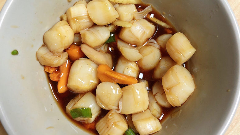 冬日暖心菜 扇贝田园砂锅粥,搅拌均匀腌制5-10分钟。