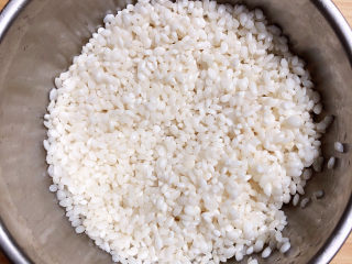 冬日暖心菜 扇贝田园砂锅粥,提前准备香米糯米，侵泡1小时。