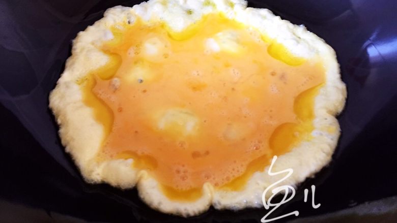 平菇炒鸡蛋,油锅烧热，倒入鸡蛋液