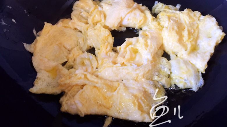 平菇炒鸡蛋,炒至鸡蛋液凝固成块，盛出