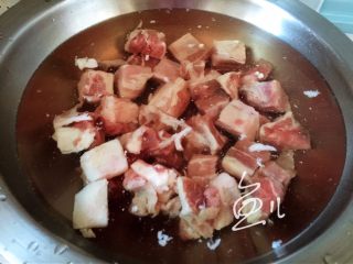 番茄土豆牛腩,牛腩放入凉水锅中焯水去血沫
