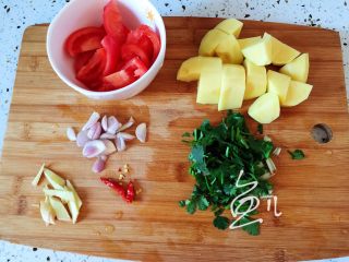 番茄土豆牛腩,西红柿、土豆切块，辣椒和香菜切段，毛葱和生姜切碎