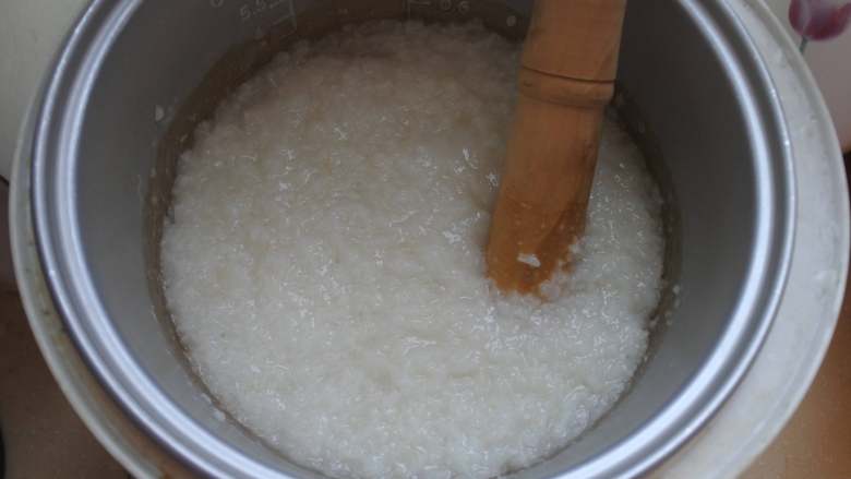 冬日暖心菜- 黄豆糍粑,放入电饭煲里做成糯米饭，用捣蒜杵子或者擀面杖把米粒全部碾碎