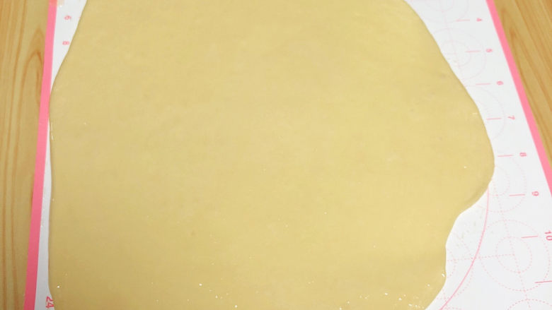 葱香鸡蛋饼,在面上刷上一层油。
