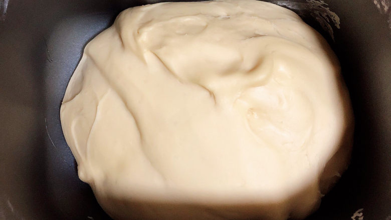 葱香鸡蛋饼,发面1小时，大约发至2倍大小。面就发酵好了。