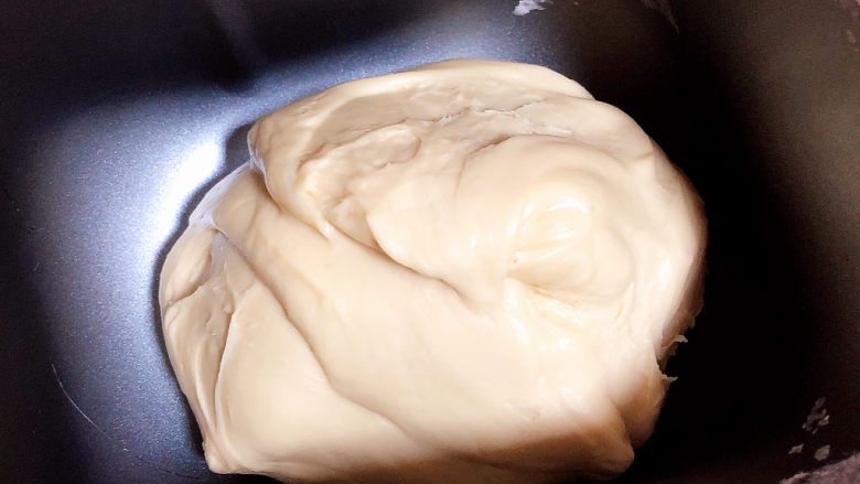 葱香鸡蛋饼,30分钟揉的非常细腻的面团。开始发酵。