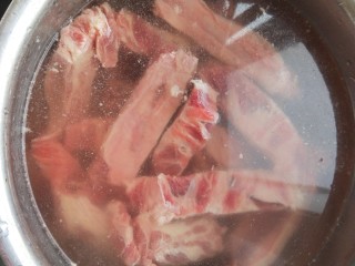 冬日暖心菜+砂锅炖牛肉,买回来的牛肉成袋的冷冻保存，想吃的时候拿出解冻，解冻后用清水泡出血水去腥。