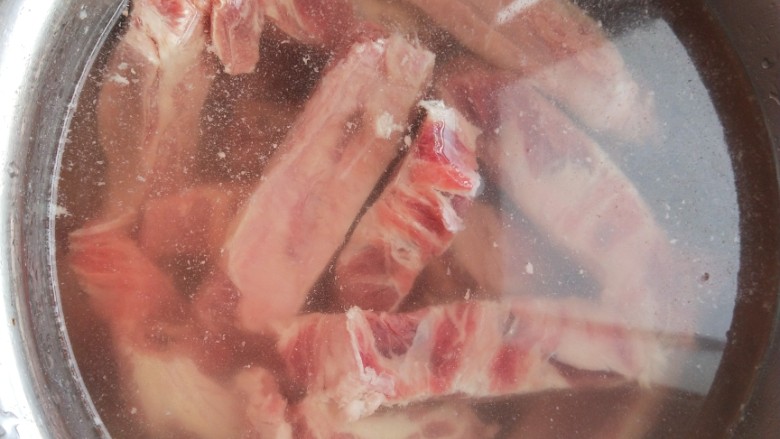 冬日暖心菜+砂锅炖牛肉,买回来的牛肉成袋的冷冻保存，想吃的时候拿出解冻，解冻后用清水泡出血水去腥。