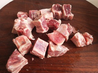 冬日暖心菜+砂锅炖牛肉,切成两厘米的见方块。