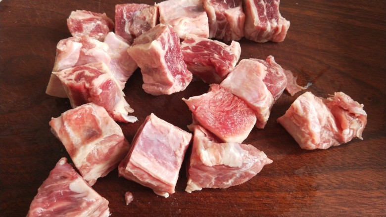 冬日暖心菜+砂锅炖牛肉,切成两厘米的见方块。