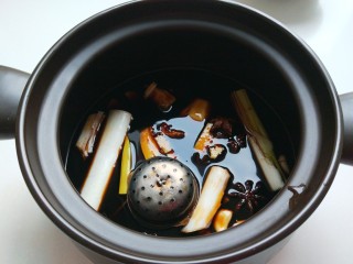 冬日暖心菜+砂锅炖牛肉,全部调料放入砂锅。