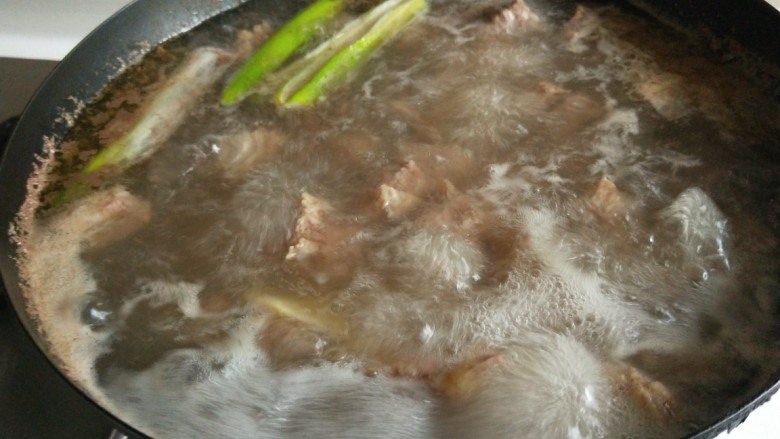 冬日暖心菜+砂锅炖牛肉,这会儿锅开了关火。