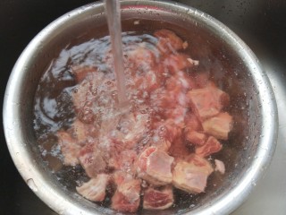 冬日暖心菜+砂锅炖牛肉,我做牛肉要洗出清水为止。