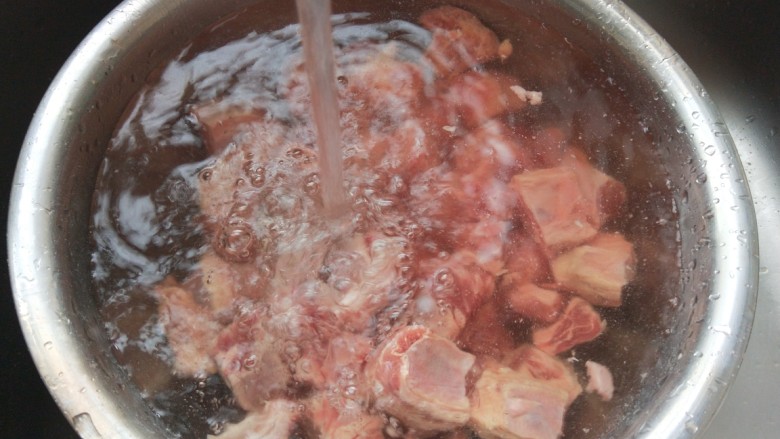 冬日暖心菜+砂锅炖牛肉,我做牛肉要洗出清水为止。