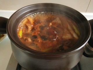 冬日暖心菜+砂锅炖牛肉,锅开转小火慢炖。