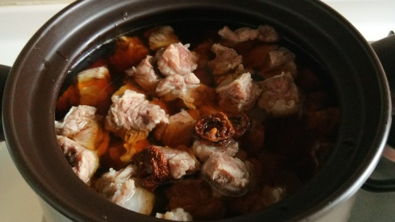 冬日暖心菜+砂锅炖牛肉,加入适量盐大火烧开锅。