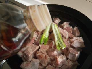 冬日暖心菜+砂锅炖牛肉,冷水下锅，倒入适量料酒，葱姜。
