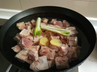 冬日暖心菜+砂锅炖牛肉,在此煮开锅。
