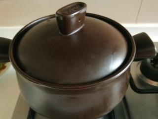 冬日暖心菜+砂锅炖牛肉,盖好盖子就不用去管了，两个小时后出锅。