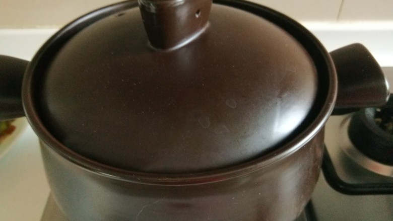 冬日暖心菜+砂锅炖牛肉,盖好盖子就不用去管了，两个小时后出锅。