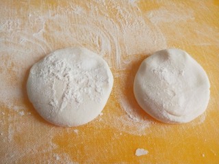 冬日暖心菜+冬日暖心太阳糯米饼,做成两个相等大小的剂子，擀成圆皮。