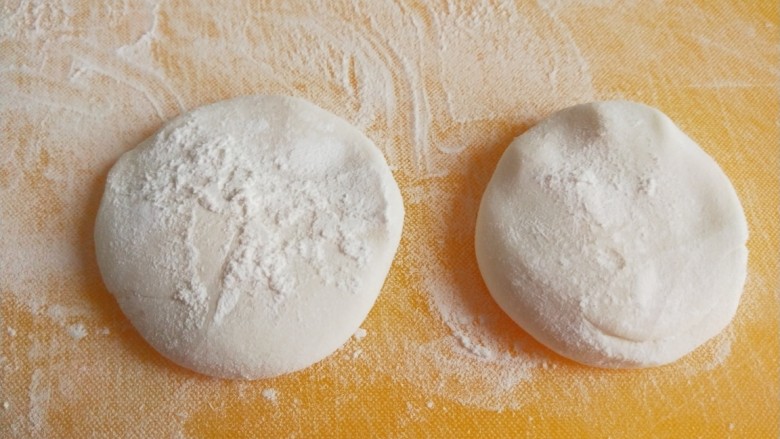 冬日暖心菜+冬日暖心太阳糯米饼,做成两个相等大小的剂子，擀成圆皮。