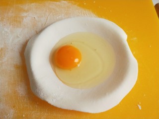 冬日暖心菜+冬日暖心太阳糯米饼,打入一颗鸡蛋，这样不会流出来。