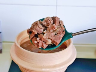 冬日暖心菜 罗宋浓汤,焯好的牛肉块用漏勺捞出，用温水冲洗干净。