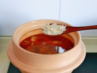 冬日暖心菜 罗宋浓汤,按个人口味加入冰糖，可以根据个人口味加入冰糖的量。