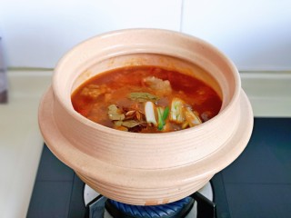 冬日暖心菜 罗宋浓汤,最后加入大葱，姜片八角，桂皮，香叶。