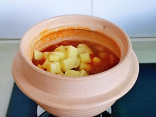 冬日暖心菜 罗宋浓汤,牛肉炖烂了，加入切好的土豆块，洋葱块，盐，再炖10分钟。