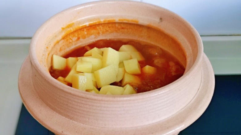 冬日暖心菜 罗宋浓汤,牛肉炖烂了，加入切好的土豆块，洋葱块，盐，再炖10分钟。