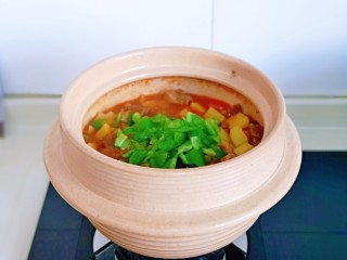 冬日暖心菜 罗宋浓汤,10分钟后土豆熟了，加入切好的青椒块，关火。