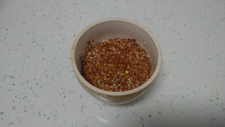 酸汤饺子,辣椒、盐和芝麻放在小罐子里搅拌均匀