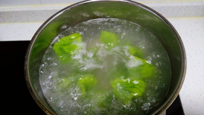 酸汤饺子,锅中放入适量清水，水快开时放入饺子