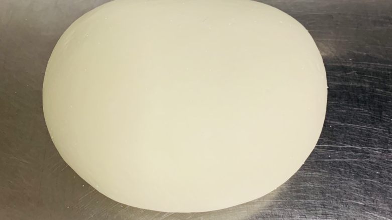 香葱千层饼,揉成这样光滑的面团
因为我们这个饼是一次发酵，所以请一定要揉成这样光滑的面团。