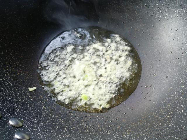 榨菜肉丝汤面,锅加油烧热，下入葱花，姜末爆香。