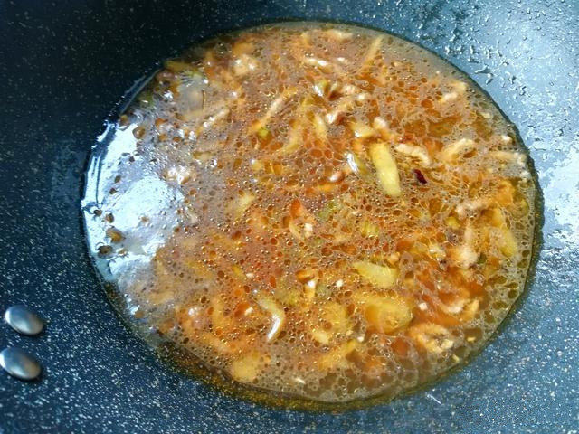 榨菜肉丝汤面,淋入适量水，加入少许盐，白胡椒粉，烧开，煮1-2分钟，关火，盛出待用。
