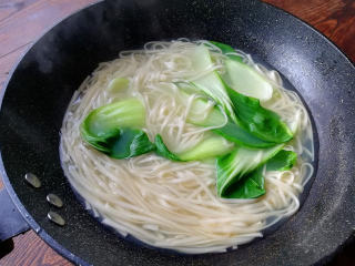 榨菜肉丝汤面,放在凉开水中投凉，捞出沥净水，将面条和油菜放在大碗中。